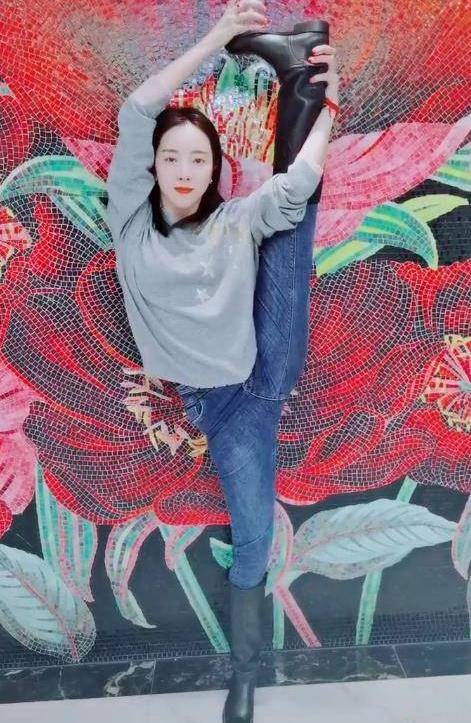 李思思后台录跳舞视频,只露脸就穿平底鞋,不修图腿短了一半!