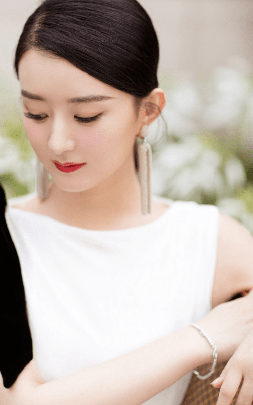 设计 赵丽颖生完孩子后像换了个人？钻石耳坠超美，这是什么神颜值啊