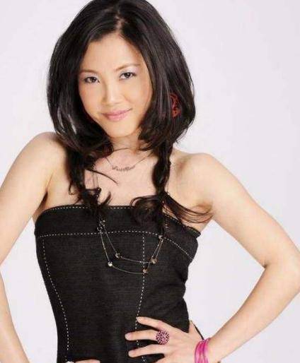 "张国立御用歌手",成名后被生父告上法庭,38岁嫁高富帅生两子_戴娆