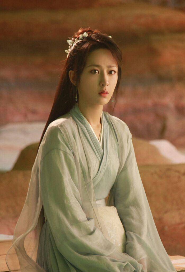 叶子27岁杨紫自带“女主光环”！拥有会发光的牛奶肌，是她自信的源泉