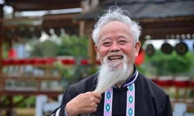 气血俗语“眉毛一根长，胜过万担粮”，50岁后眉毛变长，意味着什么？