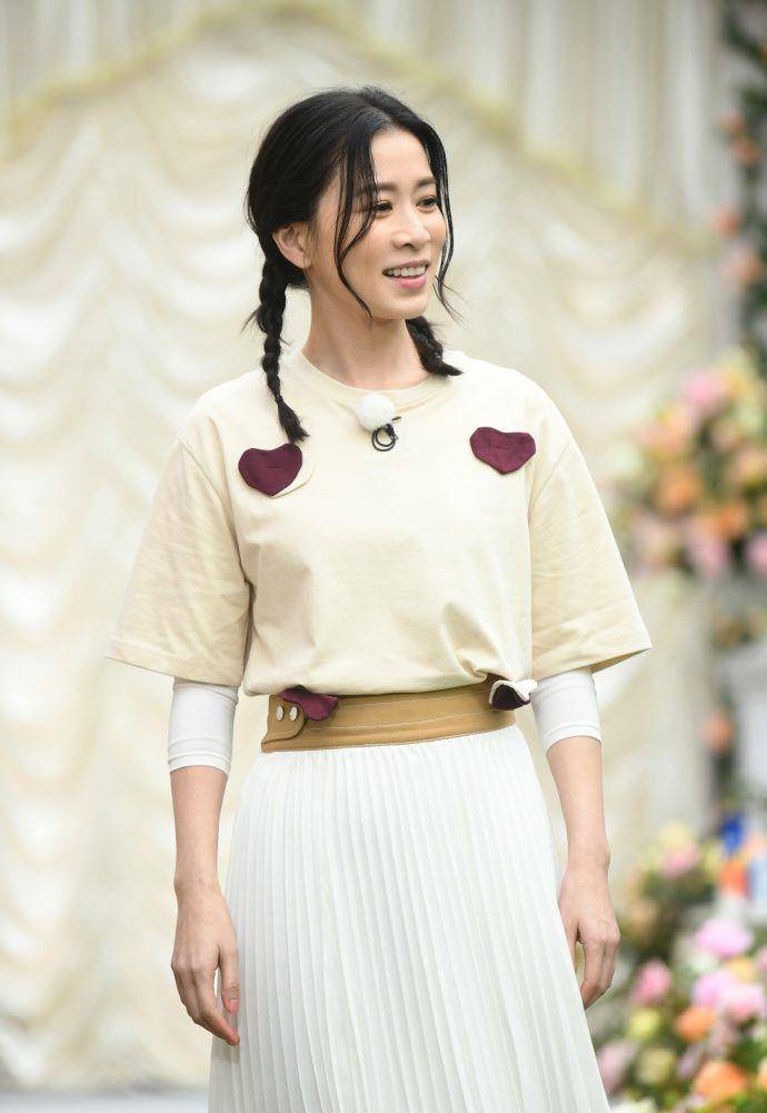 进行44岁的佘诗曼颜值依旧在线，肤质白皙宛如少女，完全不输90后