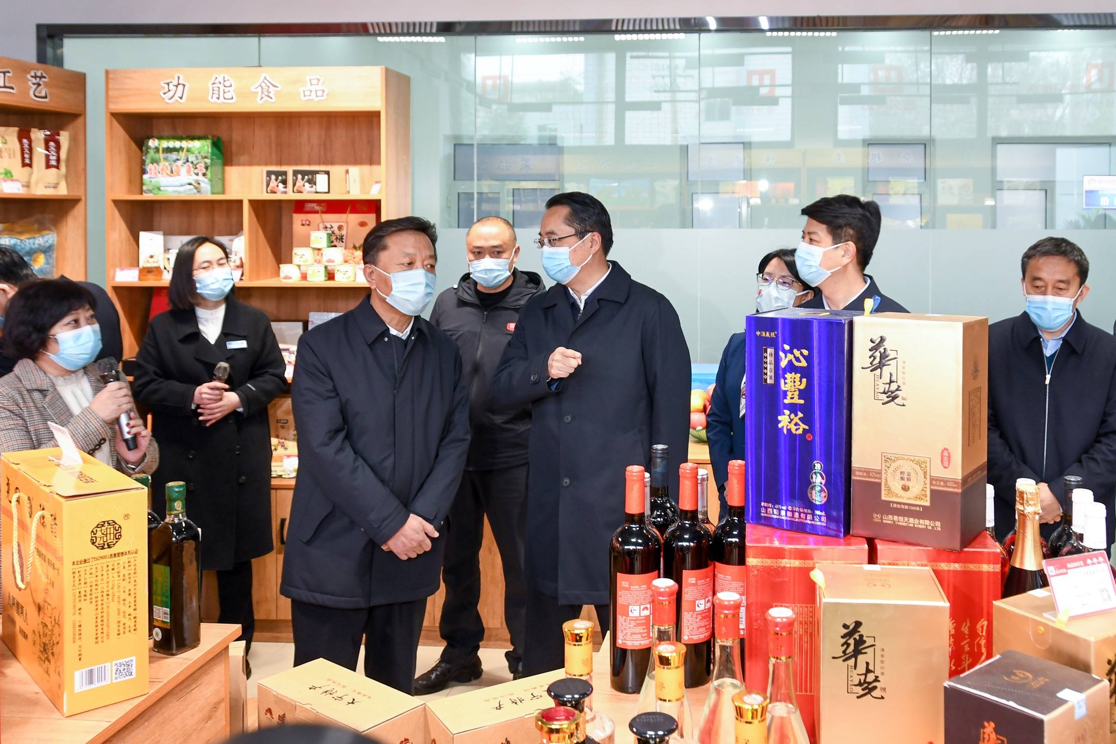 临汾市委书记闫晨曦,市委副书记,市长李云峰为公司揭牌,市四套班子