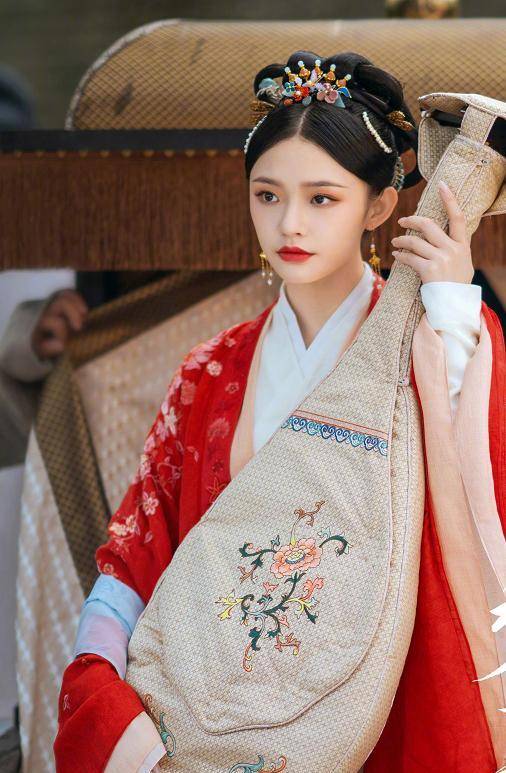 刘亦|柳岩晒《梦华录》杀青照，与刘亦菲林允同框，颜值丝毫不输两人！