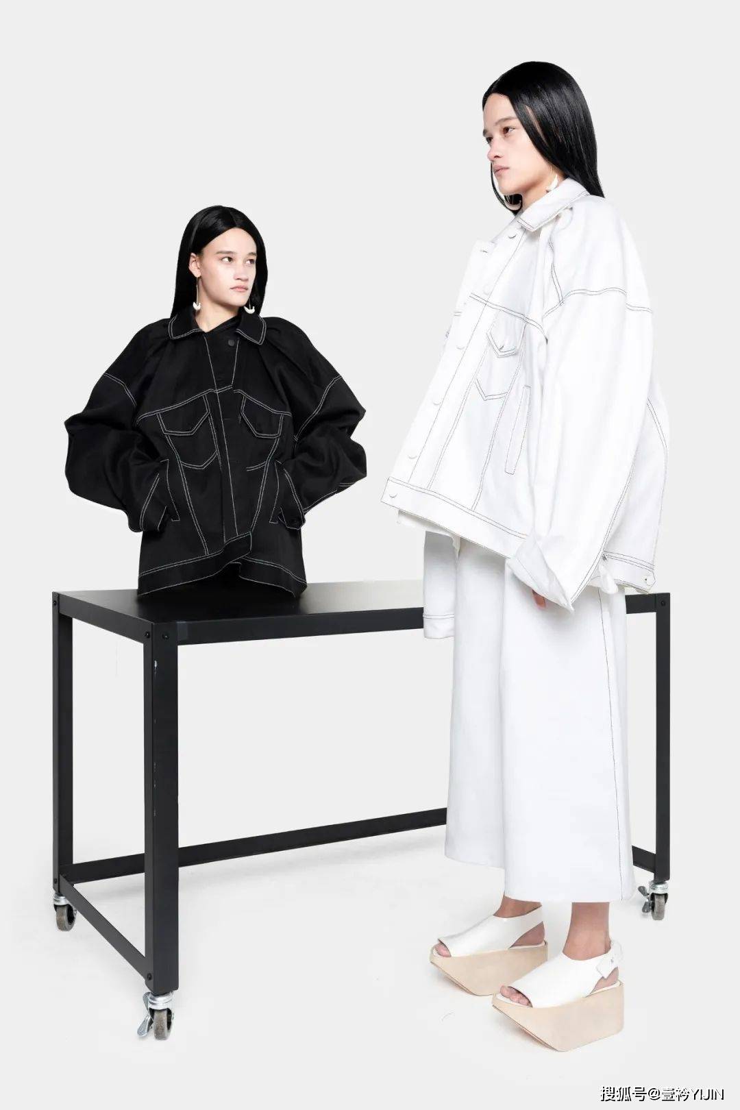 no 越脱离现实就越时尚？轮廓大师Melitta看着手中的围裙与吸尘器第一个say no