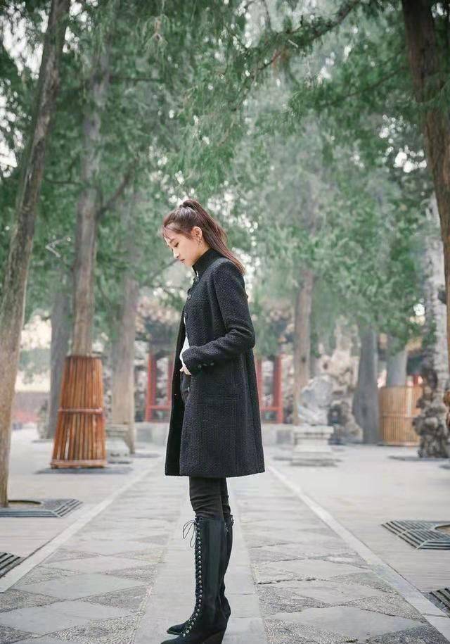 身材 戴上眼镜美到不敢认，穿大衣配大波浪知性，满屏职场精英感