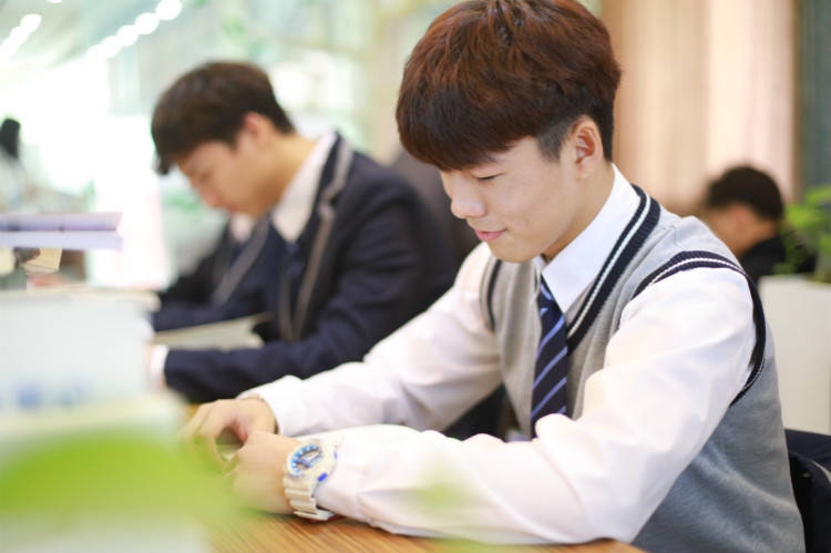 高中出国留学，高中出国留学好还是大学留学好