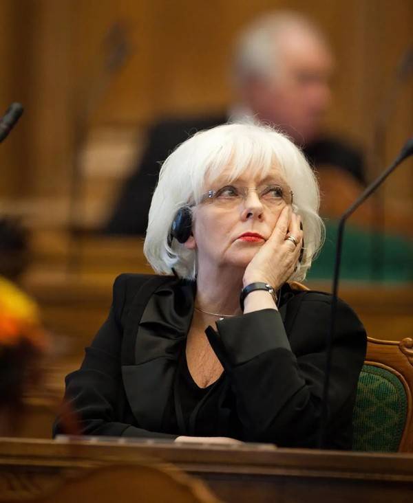 哪怕是在更为严肃的政坛工作,像广为国人所知的冰岛前总理约翰娜·西