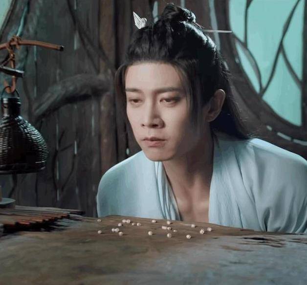 鱼尾|《与君初相识》首播！任嘉伦腹肌太假，热巴颜值在线妆造却拖后腿