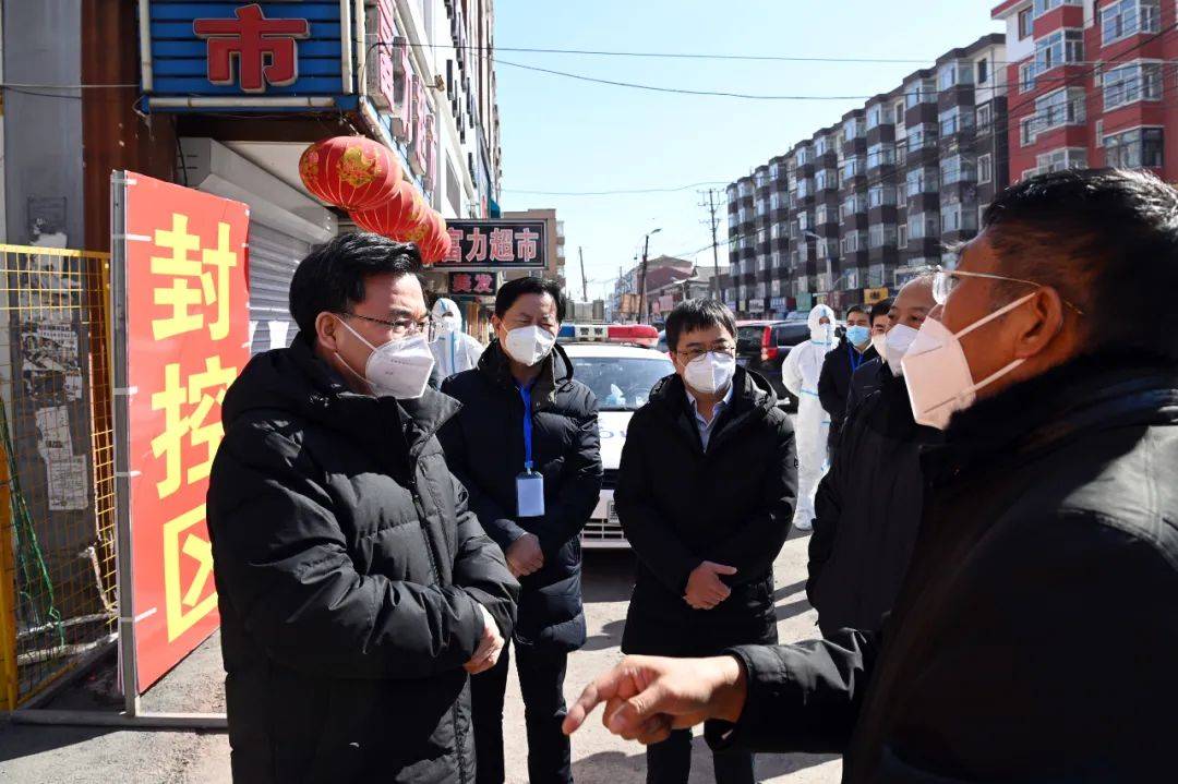 胡昌升首先來到五常市拉林鎮牛頭山公路卡口,瞭解車輛人員檢查管控