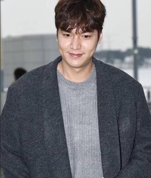 35岁韩星李敏镐近照曝光,脸部发腮笑容僵硬,被嘲"姨味"太重_管理_身材