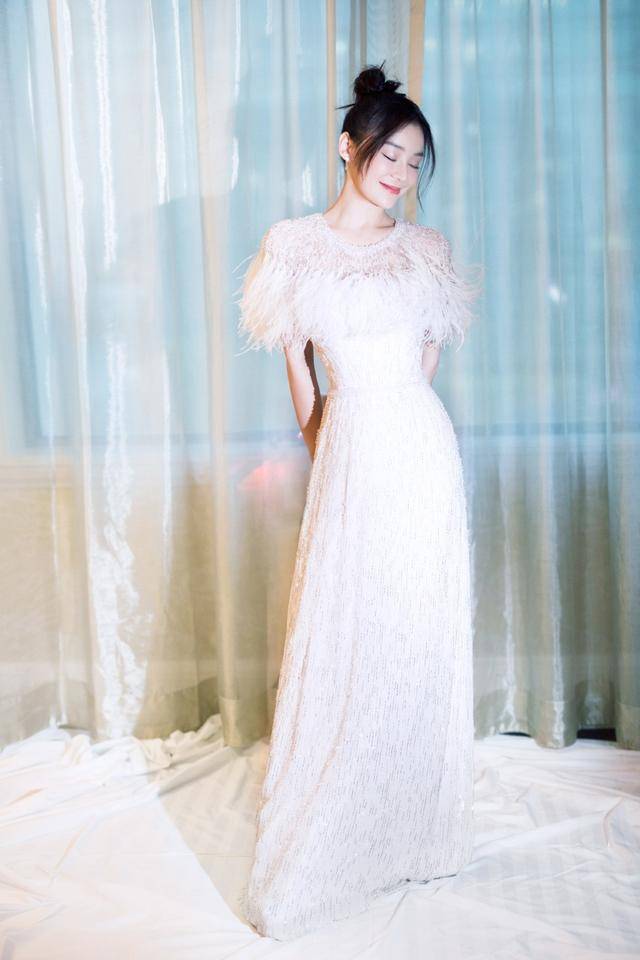 稀饭 袁姗姗活成了公主的模样，一袭白色羽毛裙穿得优雅高贵，太迷人了