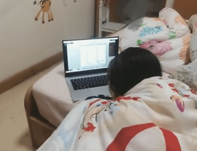 原创一女生上网课睡着醒来后被移出群聊看完聊天记录尴尬指数拉满