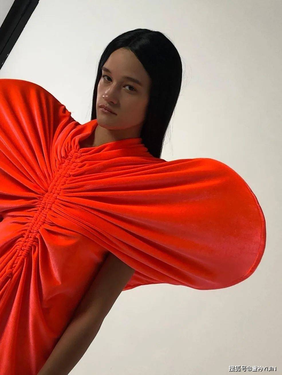 no 越脱离现实就越时尚？轮廓大师Melitta看着手中的围裙与吸尘器第一个say no