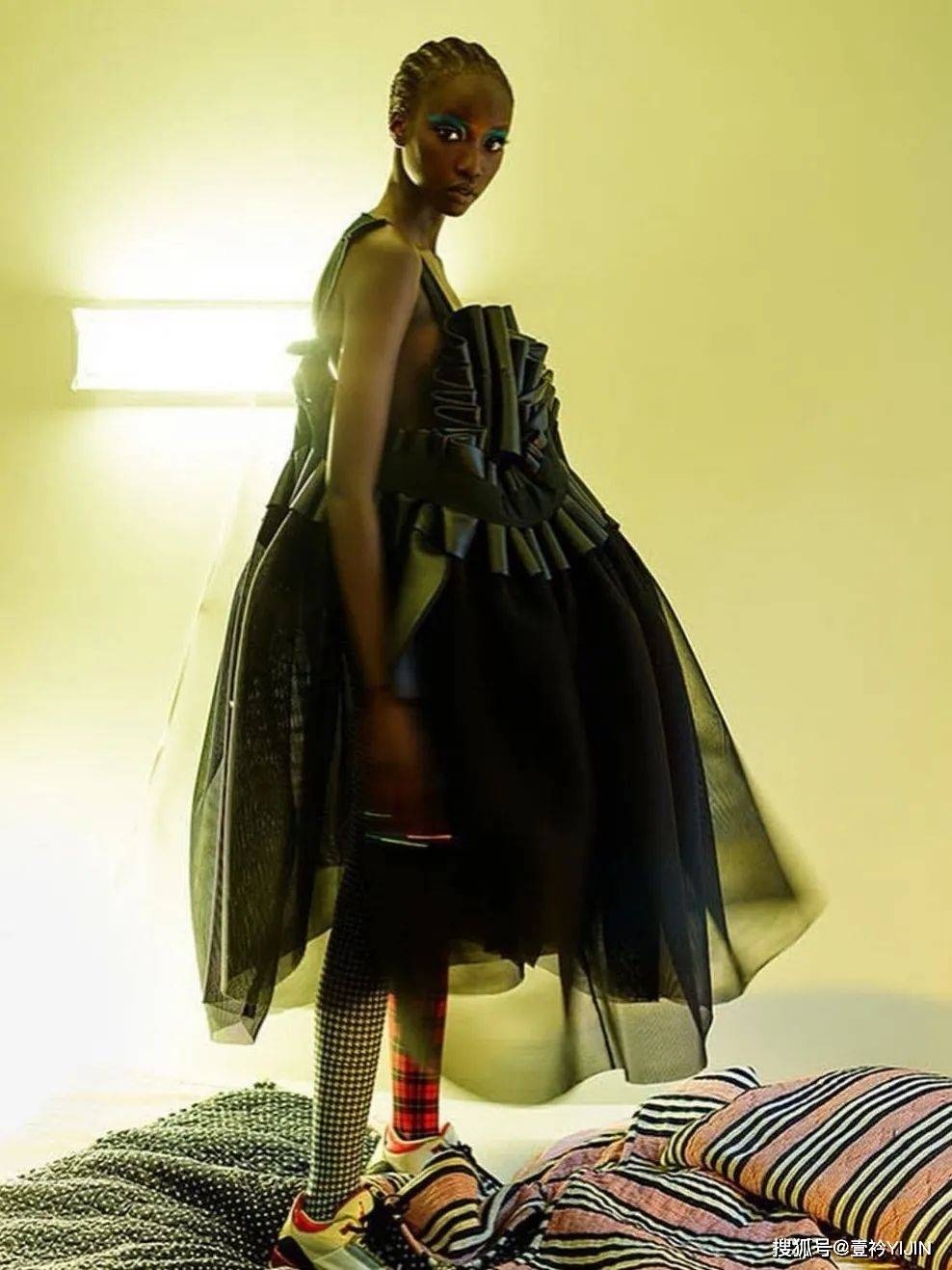 no 越脱离现实就越时尚？轮廓大师Melitta看着手中的围裙与吸尘器第一个say no