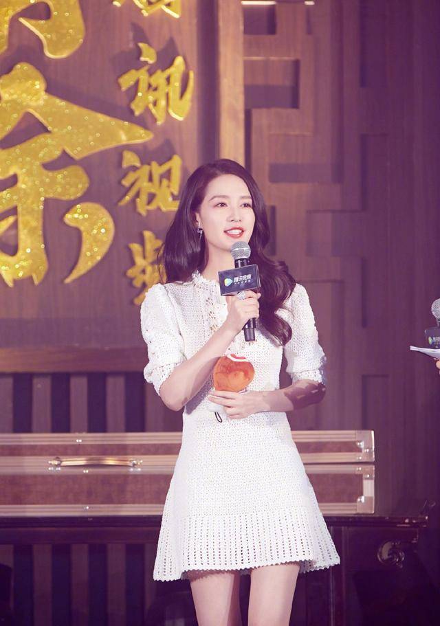 李沁很 演《庆余年》被叫“鸡腿姑娘”，穿短袖配背带裤，可爱得像18岁