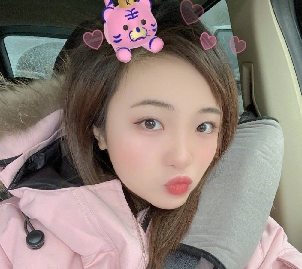 原创林妙可晒雪地照穿棉服牛仔裤身材五五分可可爱爱没修图瘦身