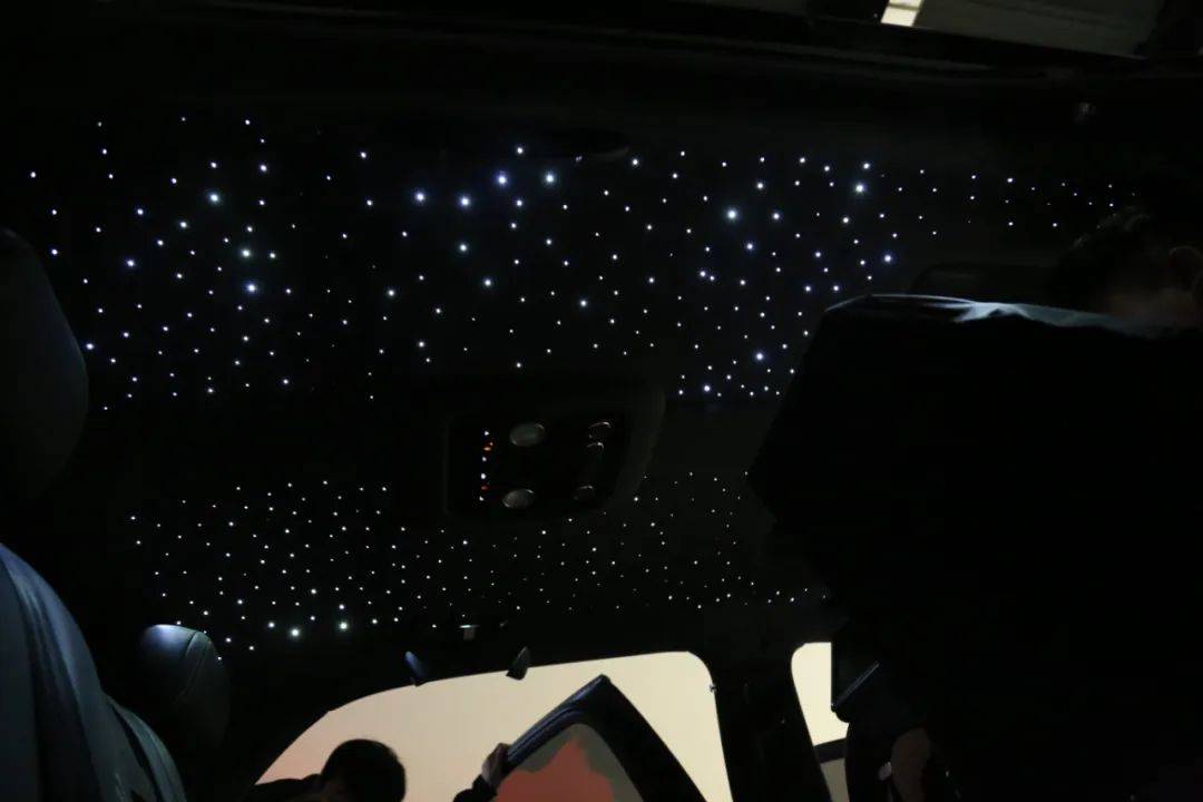 宾利飞驰升级星空顶豪车必备坐在车里数星星