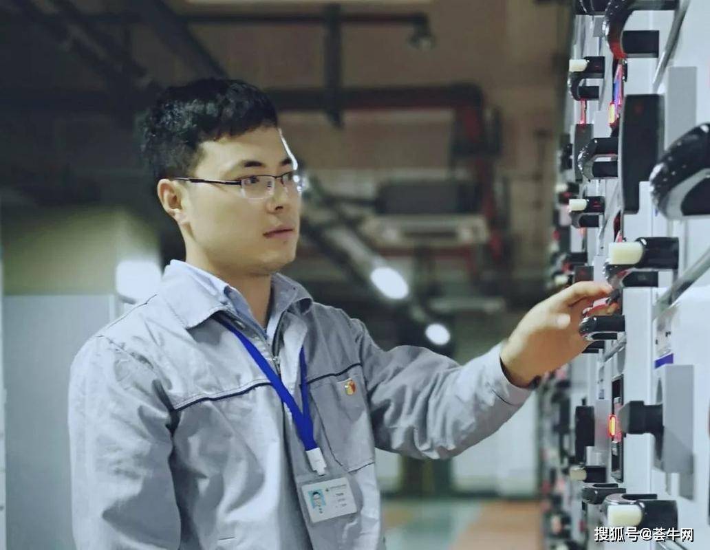 项目经理,项目总工程师,土木工程师,一般分为:土建,水暖,机电安装