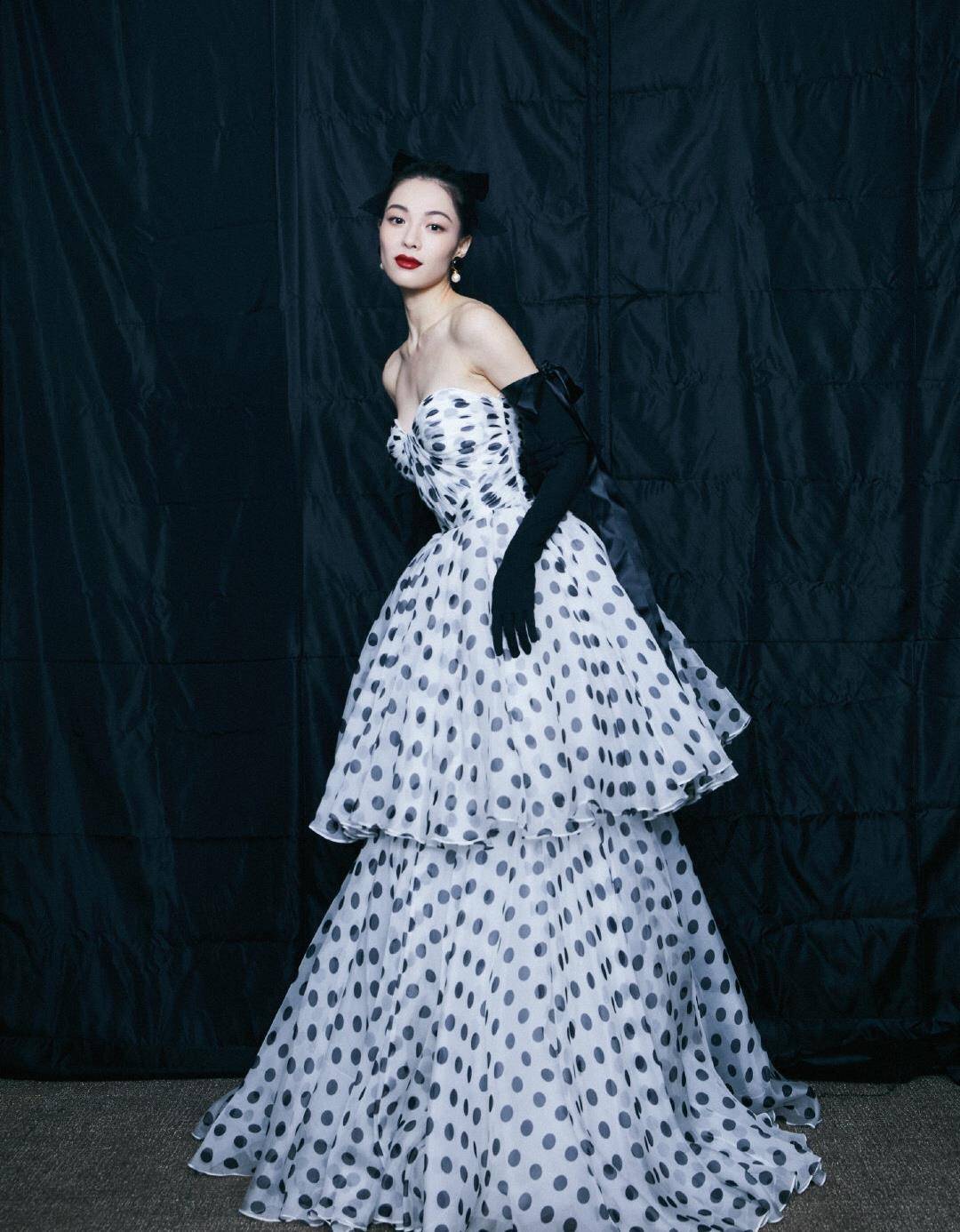 身材 54岁温碧霞好不服老,穿深V蛋糕裙硬“凹“造型,但这头红发太土气