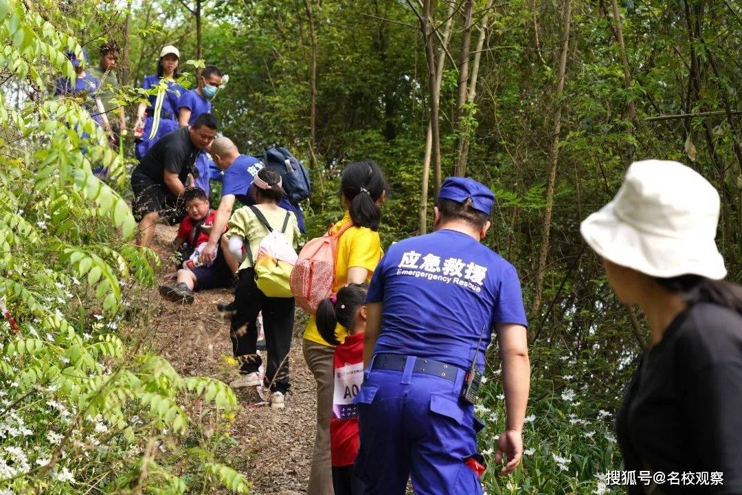 遠足拉練宏文孩子汗流浹背的背影裡自信的臉龐上透著無盡的堅定和力量