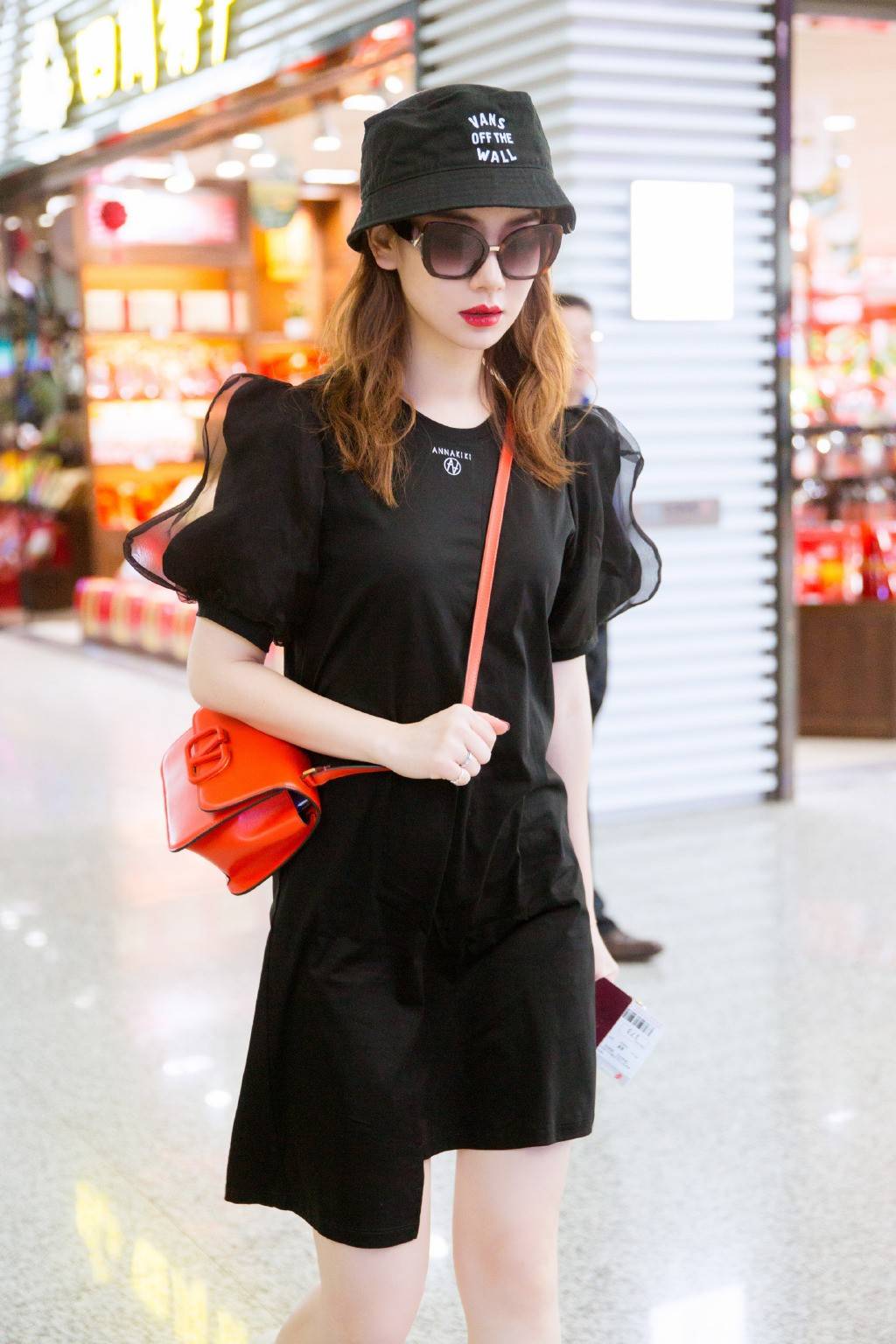 衣领 戚薇现身机场，穿黑色T恤裙精致显瘦，配橘色包包更少女了