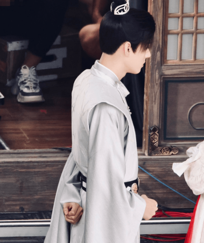 龚俊|韩烨任安乐片场牵手,哪知龚俊仪态成焦点,男星的自律性好强??