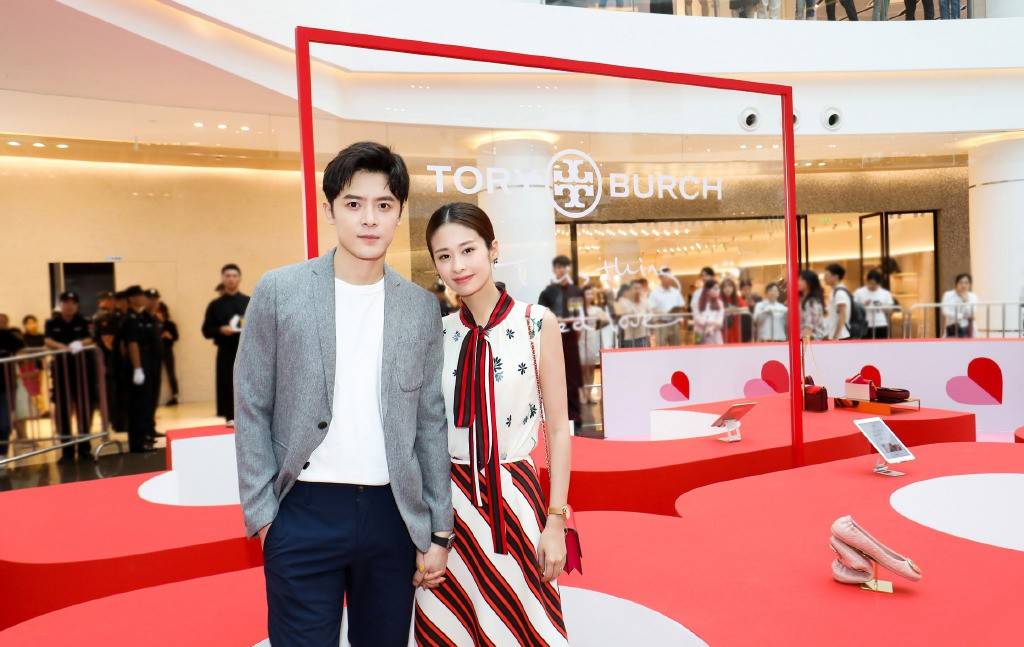 颖儿合体郑元畅,穿橘色开叉裙秀纤细小腿,网友怒赞:俊男靓女_印花