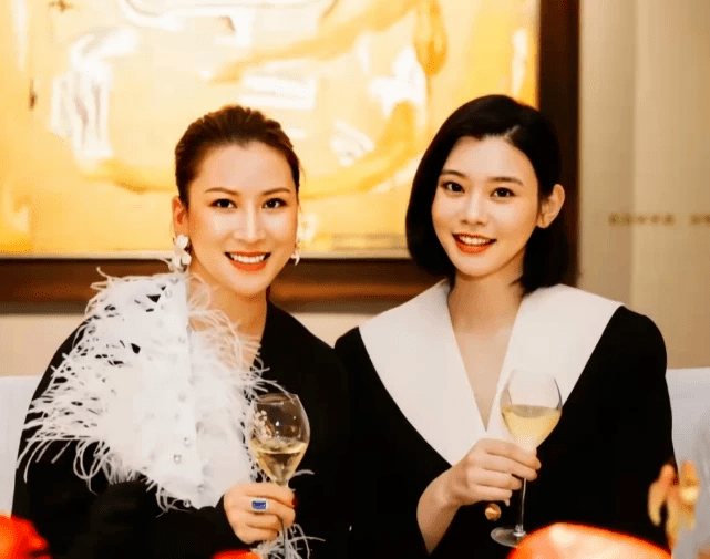 身材 阔太奚梦瑶把女儿当成公主养！一条口水巾就要两百，穿家居服超美