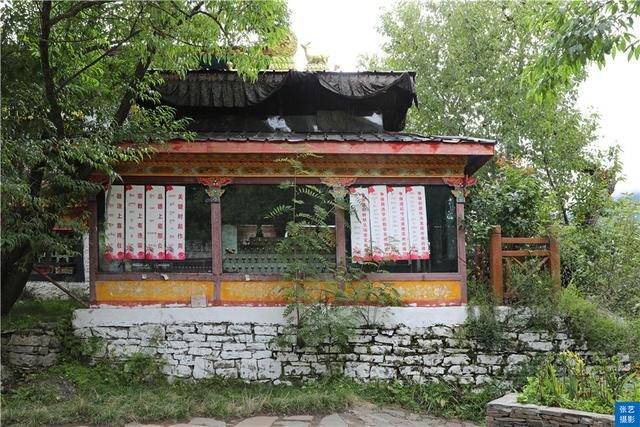 西藏|西藏巴松措风景如画，湖中央有座距今1500年空心岛，有小瑞士之称