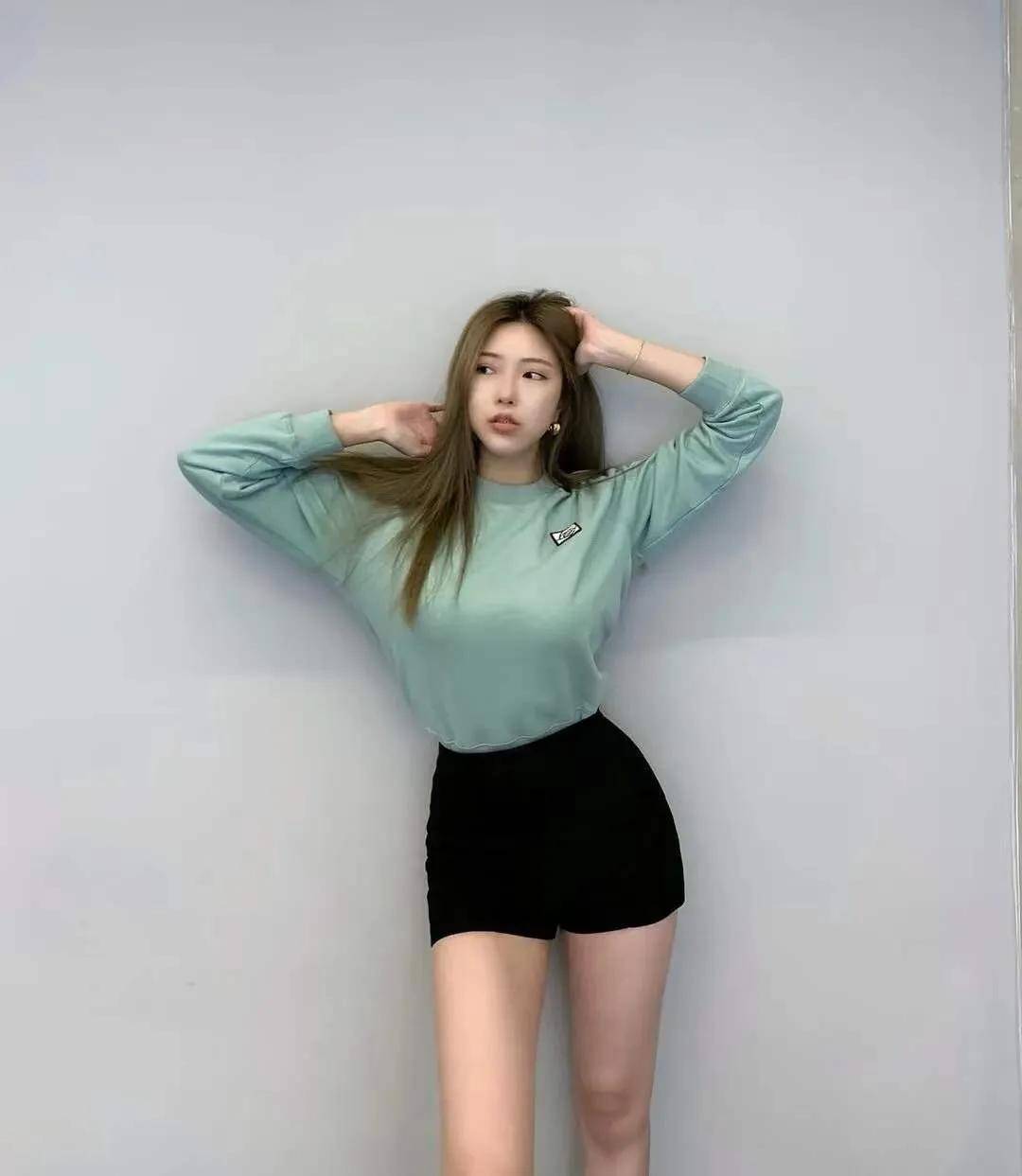 王思聪未拿下的韩国模特九头身搭配大长腿拥有完美身体曲线