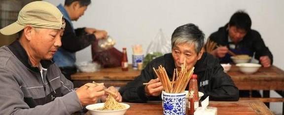 米面|为什么老人吃很多主食也不胖？虽然他们瘦，可能一身病