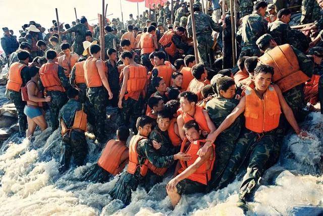 父亲|上线就爆，票房口碑猛增，朱一龙这部大片太燃了？？