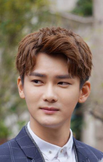 熊梓淇不满自己新剧海报形象手撕制片方网友海报上的你更帅