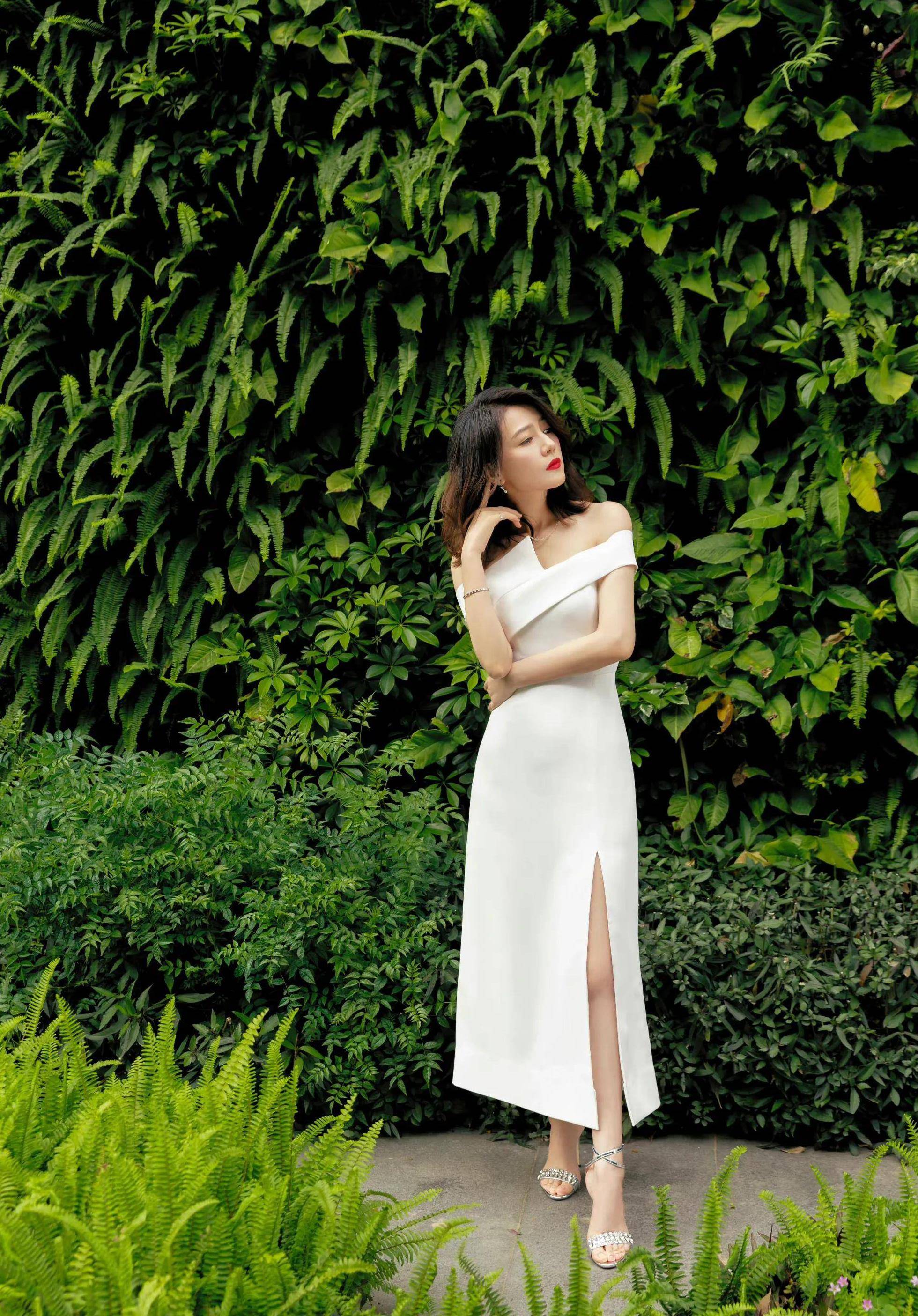 高圆圆穿白裙出席活动气质优雅,摘口罩瞬间太惊艳,身材输主持人_皮肤