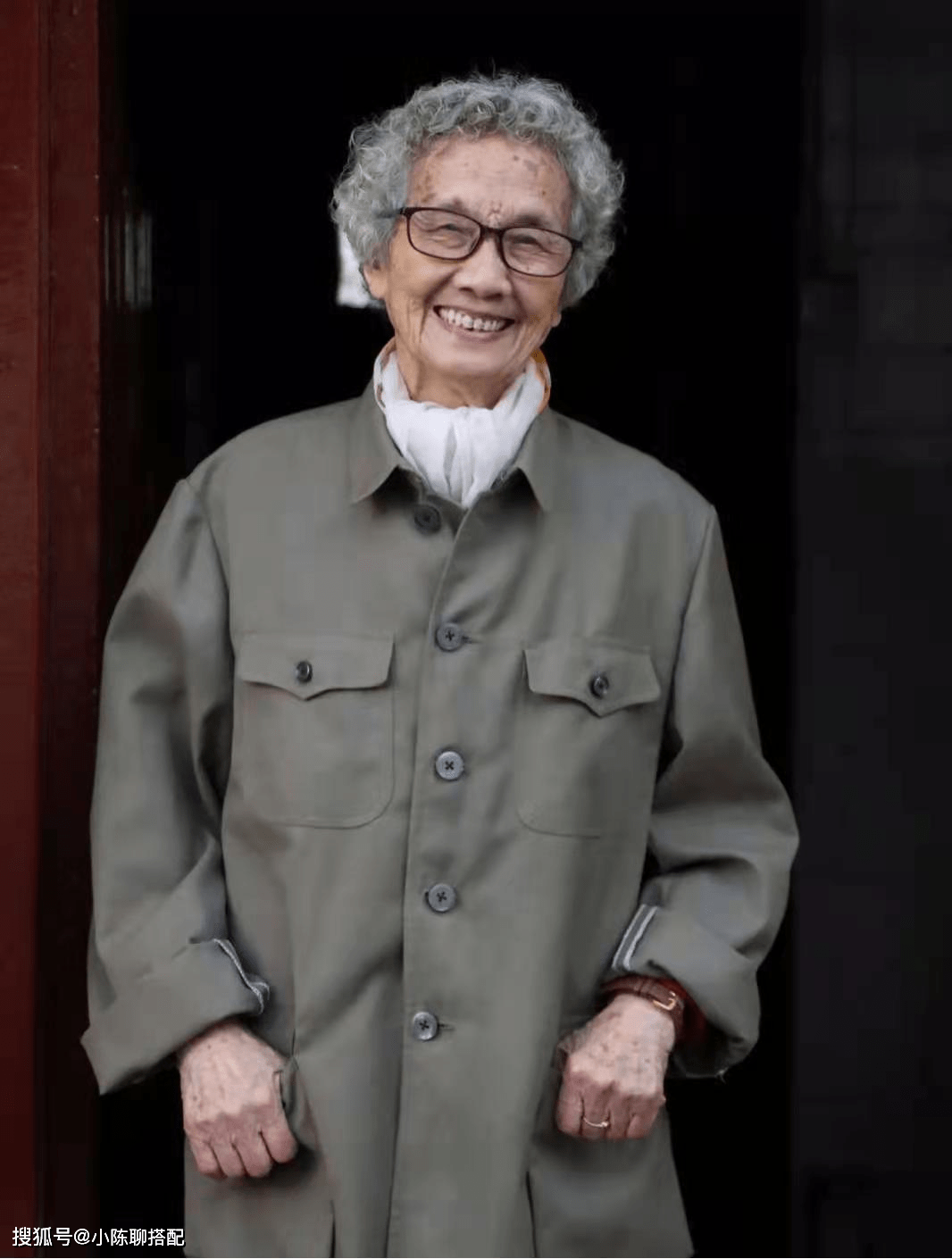 显得 这是我见过最有风骨的奶奶，90岁打扮简洁素净，比时尚奶奶还优雅