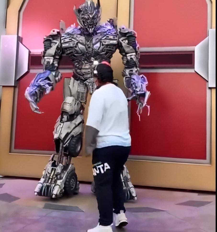 现实|同游环球影城，现实中的张小斐太瘦，贾玲却不改喜剧人本色