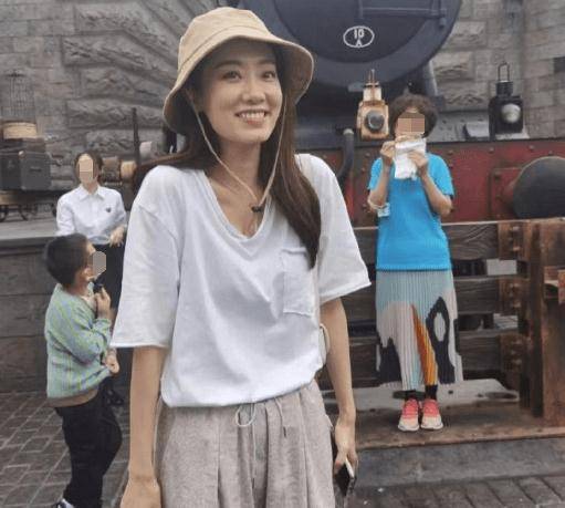 现实|同游环球影城，现实中的张小斐太瘦，贾玲却不改喜剧人本色
