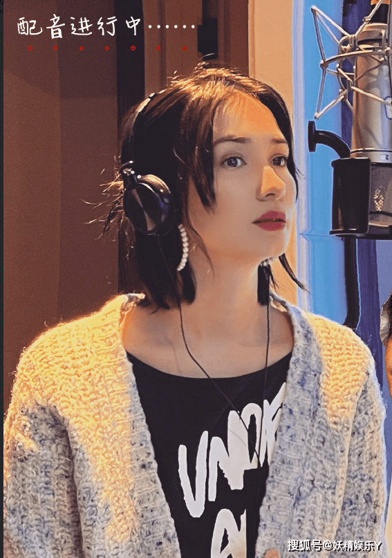 卢靖姗一直十分优秀,当初一边创作一边兼职当模特,还当过主持人!