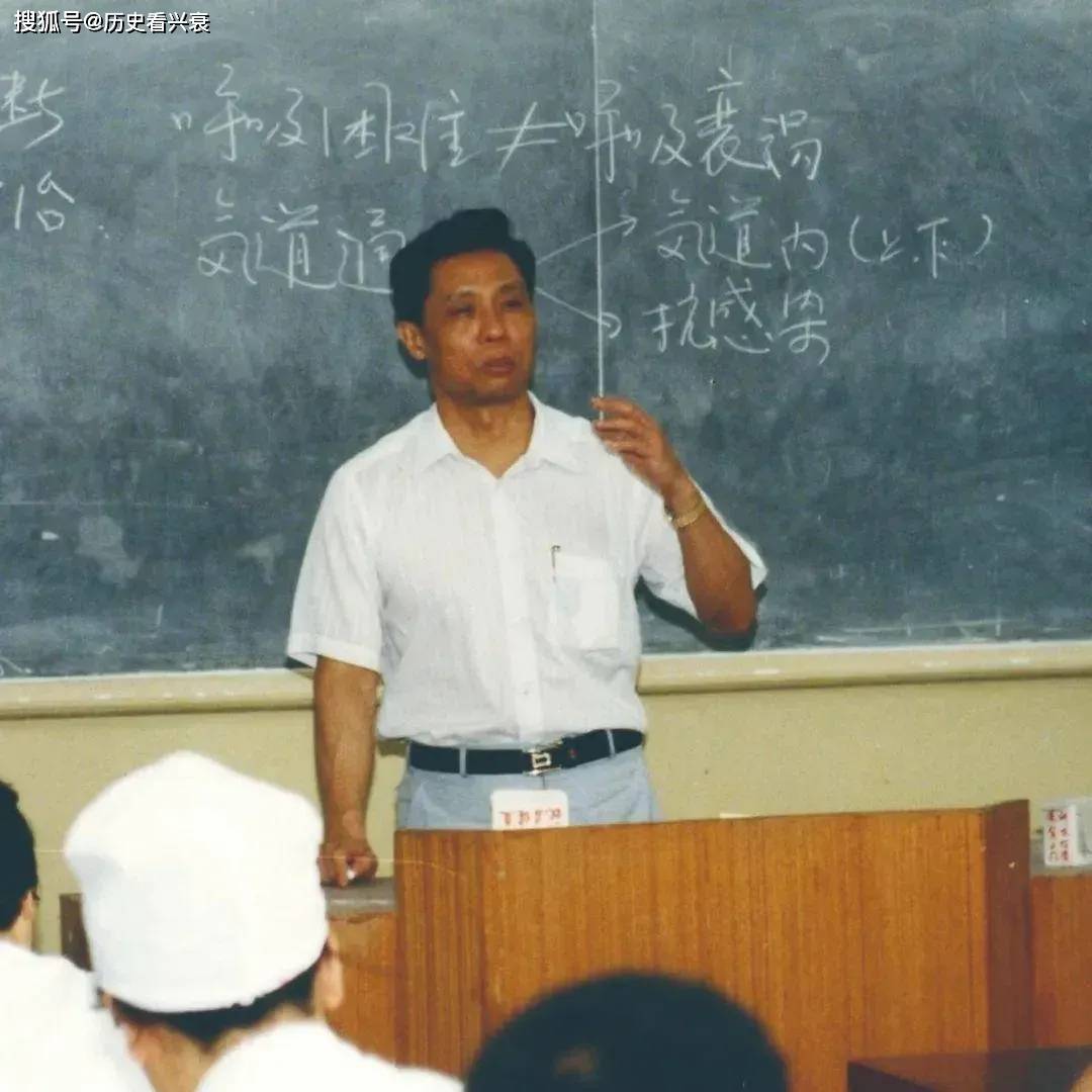 老照片：1992年在广州医学院上课的钟南山，萨达姆被抓获时的情景