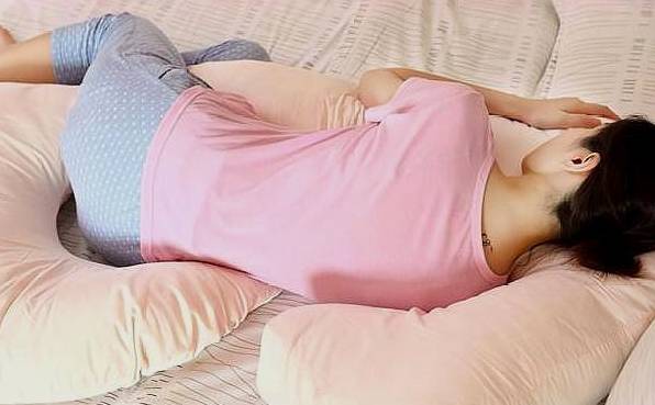 晚上睡觉时,女人抱着被子睡更舒服,你知道是为什么吗?