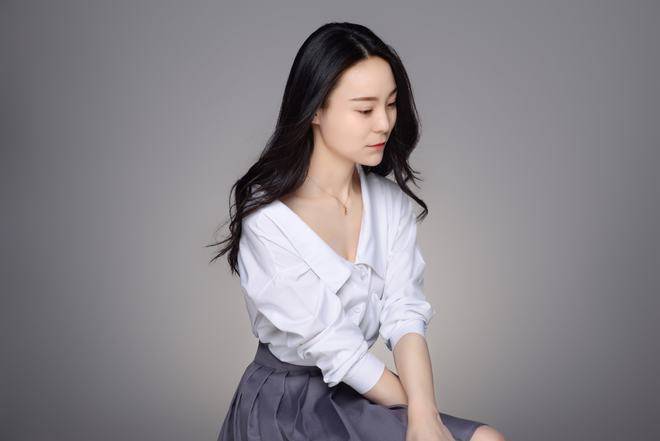 温依轩写真曝光 靓发披肩气质优雅迷人_孙雯_铁拳_女孩