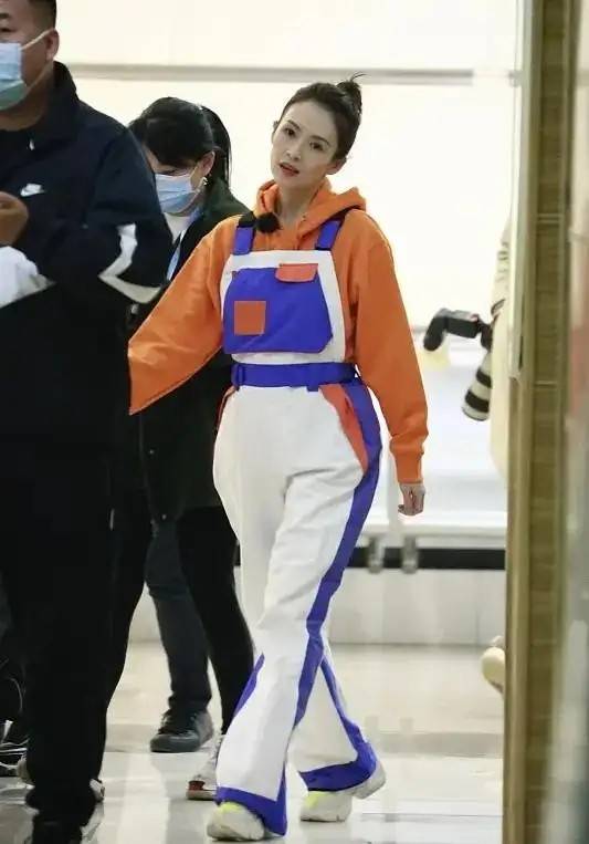 整体 章子怡出游照，穿黄T青春靓丽比女儿还嫩，一家人相互依偎真幸福