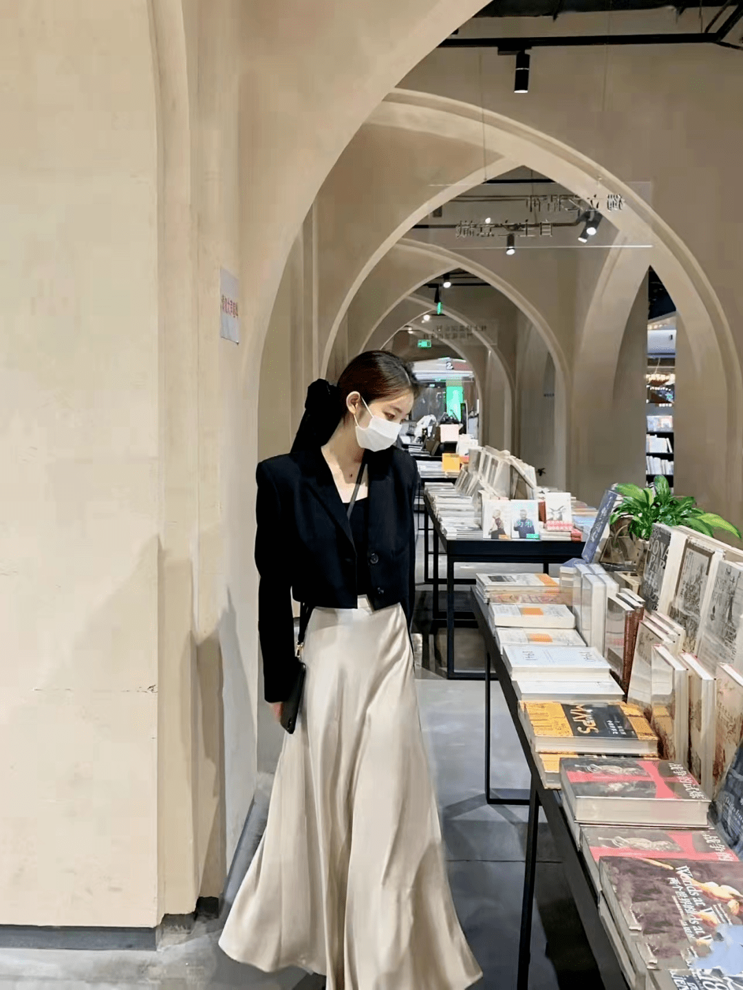 裙子 ?春天流行穿搭：裙子配西装，时髦又干练