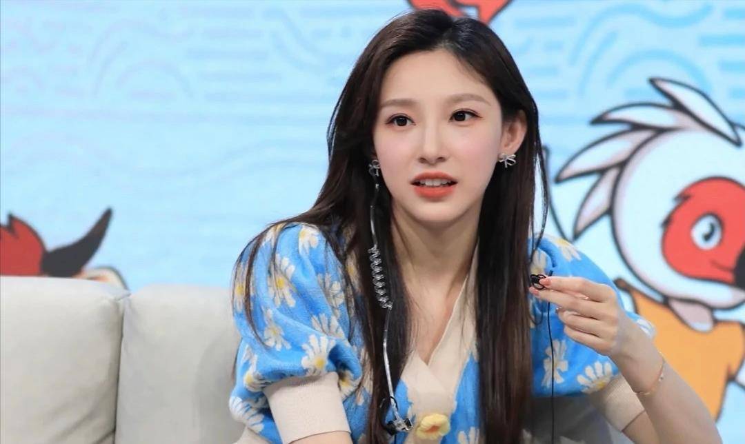 央视美女马凡舒晒生活照穿瑜伽裤秀大长腿马甲线优越惹人羡慕