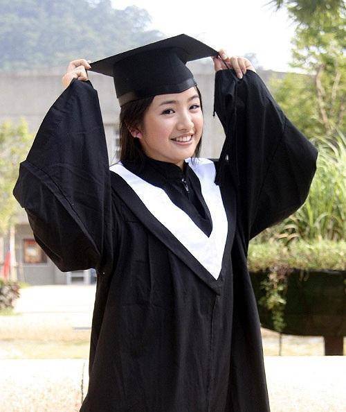 美女明星们穿上学士服会是怎么样子呢吃可爱多的是周冬雨吧