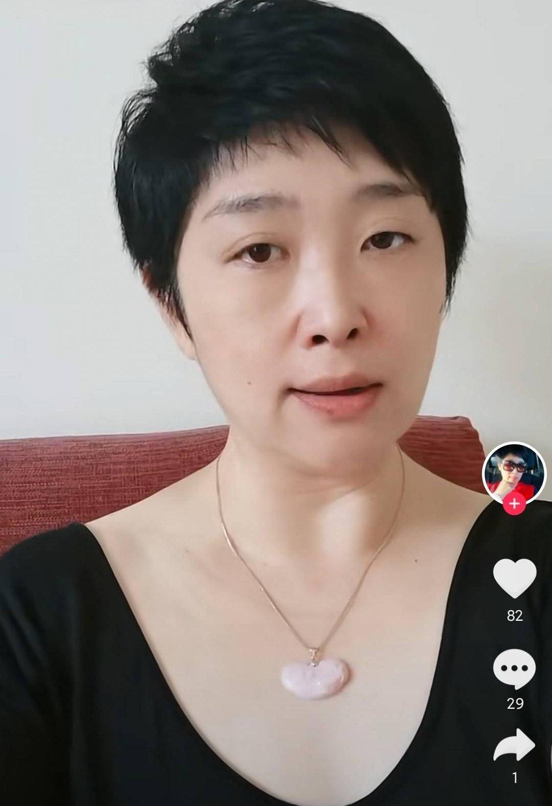 女儿晒视频,德云社众人站立显拘谨,老先生稳坐中间派头足_相声_李建华