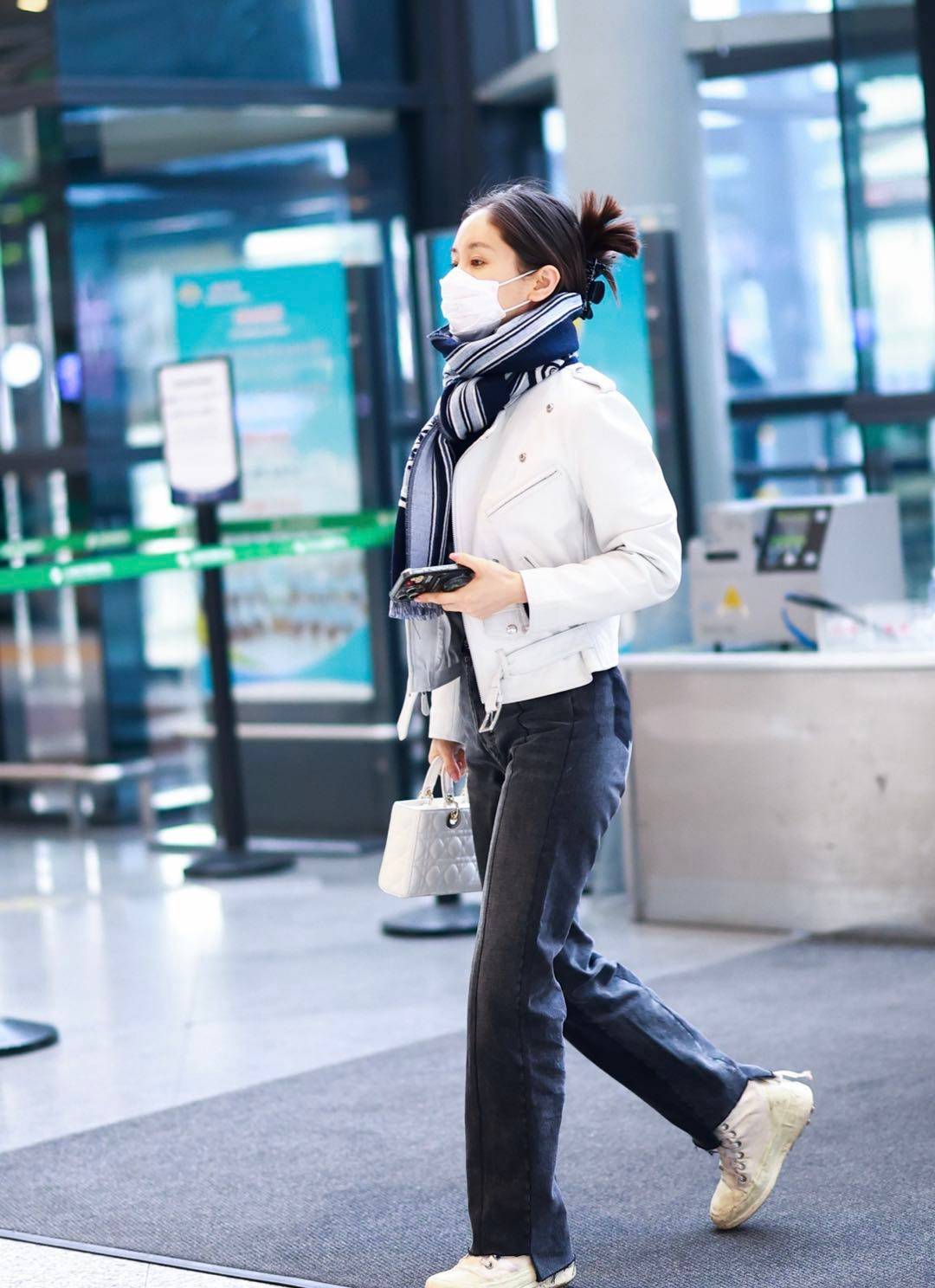 王子文气场太强穿白色皮衣配牛仔裤真洋气小个子快学