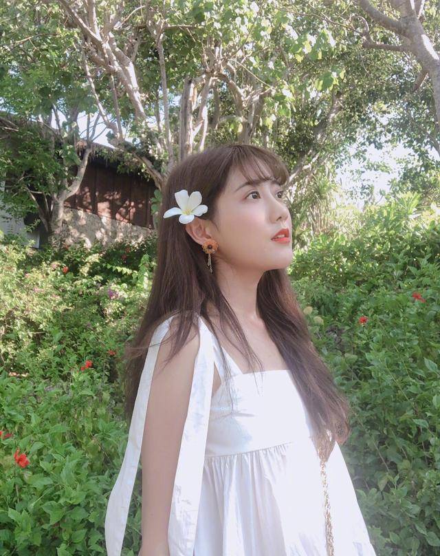 仙女 166cm李艺彤和159cm鞠婧祎,同是白色吊带裙,不是腿长就能赢!