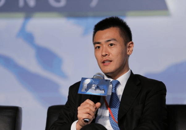 原创刘鸣炜低调结婚窗户上的大红喜字醒目富豪父亲却没有到场祝贺